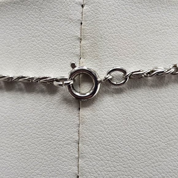 Vintage Avon Signed Faux Pearl Grape Leaf Jewelry Silver Tone Pendant Necklace - Picture 4 of 5